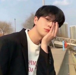 一个害羞的男孩喜欢一个女孩会有什么表现？