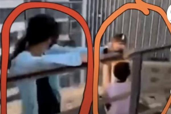 蓝衣少女“教唆”两位女童跳楼,后来怎样?