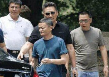 赵薇老公罕现身与马云同行，他们二人究竟是什么关系？