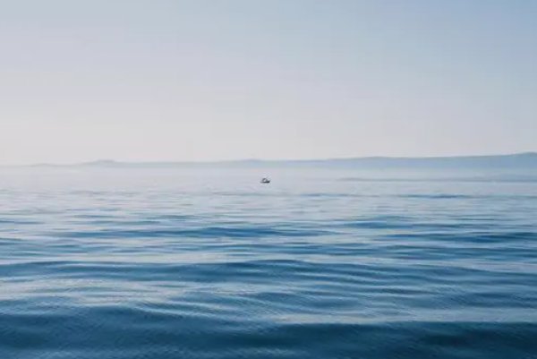 描写水面平静的句子