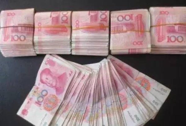 桂城男子清理车库意外翻出17万现金，这到底是谁藏的？