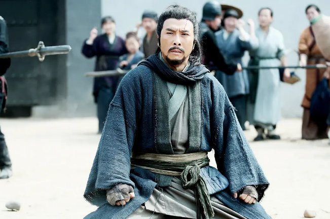 电影《关云长》中，为何关羽本已答应诛杀袁绍，但在琦兰被射杀后又决定重返刘备军呢？