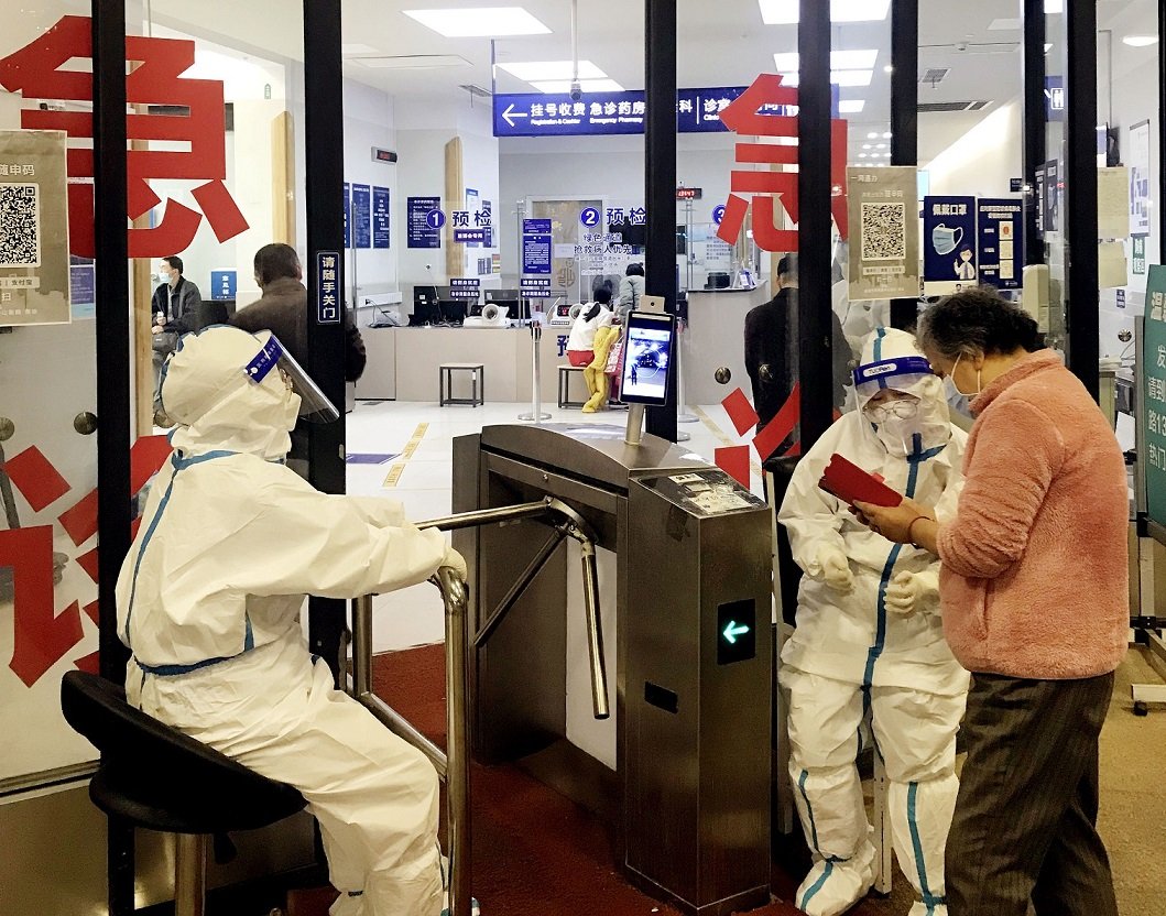 上海急诊实录:候诊区爆满拆凳安置病患,医患在这种环境下是怎样的?