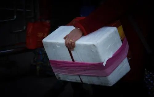 女儿五一返程妈妈送40斤大蒜，母爱有多深，返程后备箱就有多满吗？