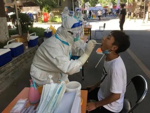 甘肃一哥哥带妹妹做核酸,这对兄妹有多懂事?