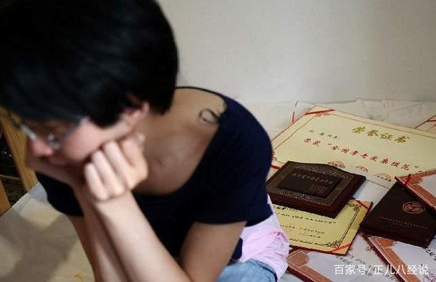 15年前感动无数人,背着母亲上学却要做变性人的刘婷,如今怎样了?