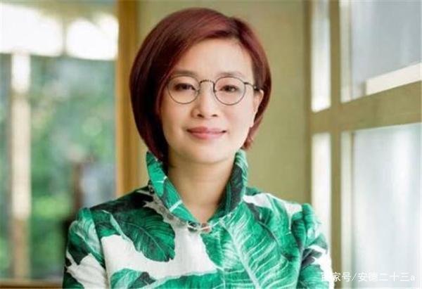 她身价万亿容貌艳丽，跟前夫离婚嫁给二婚的周立波，她如今怎样了？