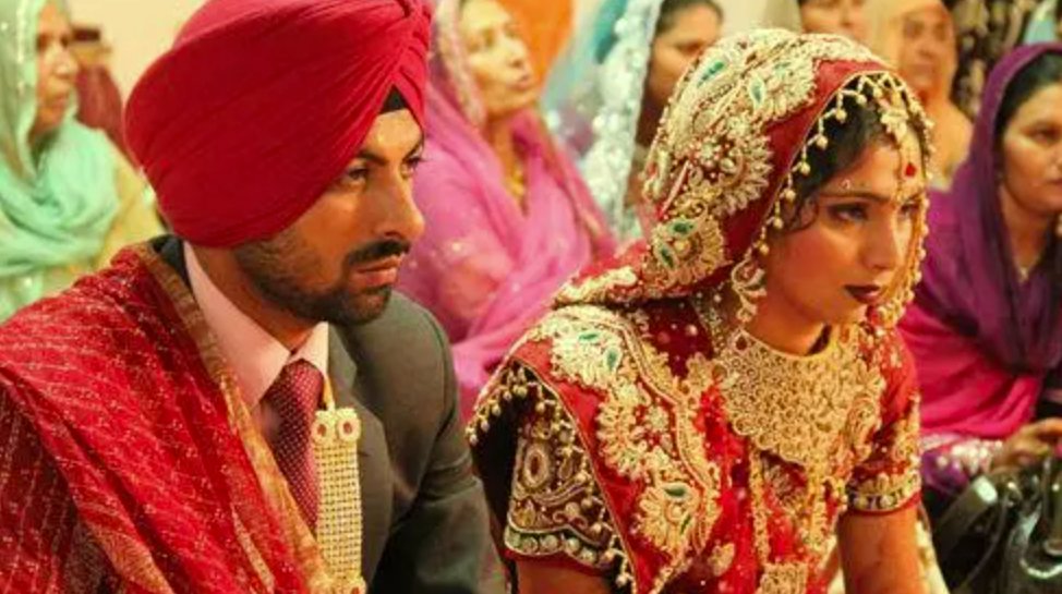 由于突然停电,印度两姐妹混乱中“嫁错新郎”,此事凸显出了哪些问题?