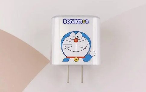 东航坠机现场找到哆啦A梦图案塑料盒,现场还发现了哪些物品?