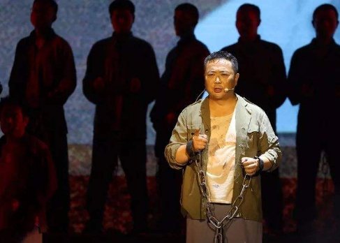 ”人不能低下高贵的头”出自哪里？