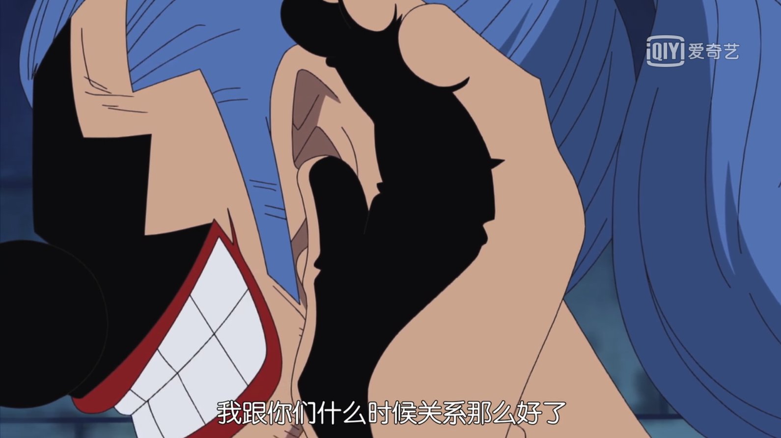 海贼王》为什么在海底监狱里小丑巴基能脱逃？他不是已经被戴着海缕石手拷吗？