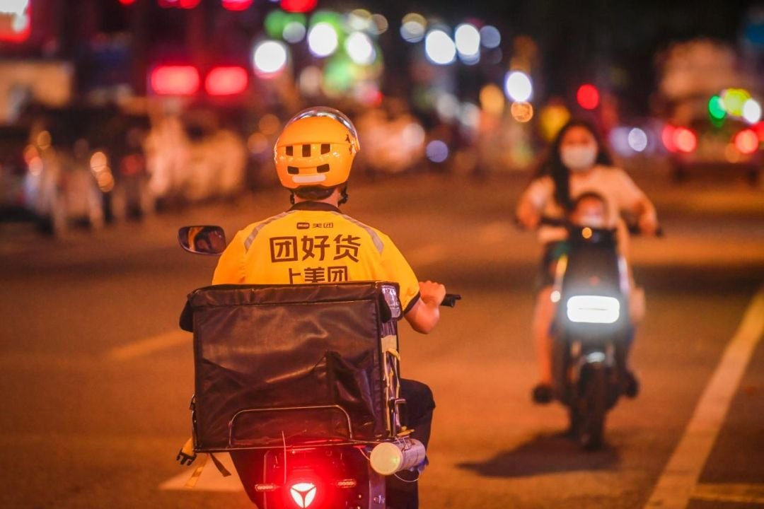 深圳一位外卖小哥带着被子送餐，外卖小哥这么做的原因是什么？