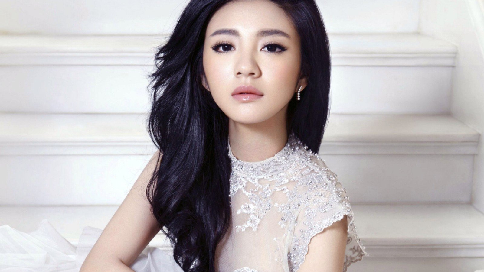 你知道安以轩在《倚天屠龙记》中扮演哪个角色吗？她的演技如何？