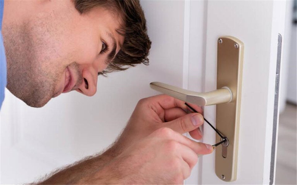 黑龙江的一位女子入室盗窃还留下粪便，女子会如何被法律制裁？