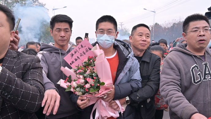 孙海洋一家三口温馨同桌吃饭，他们一家人的氛围感如何？