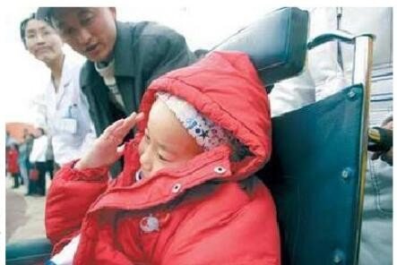 小欣悦观看升国旗的现场令许多人动容，流泪.是什么令人如此感动