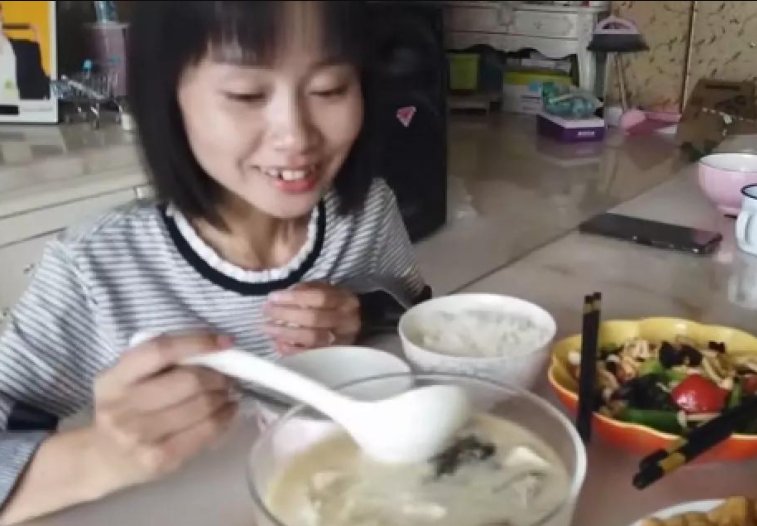 丑哥的梅紫去世了吗?