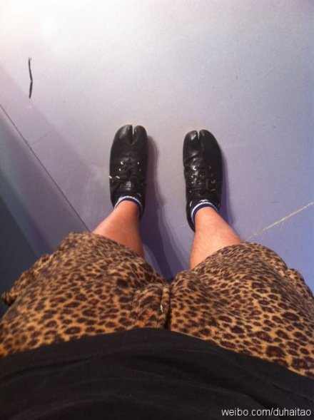 韩火火徐濠萦anglelababy内期的快乐大本营 杜海涛穿的内个鞋哪里有卖的？是什么牌子的？