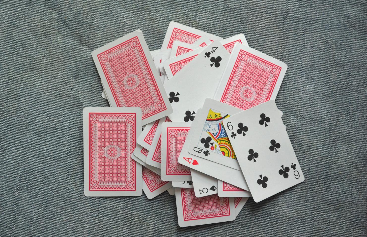 扑克牌中“两边”指的是什么？