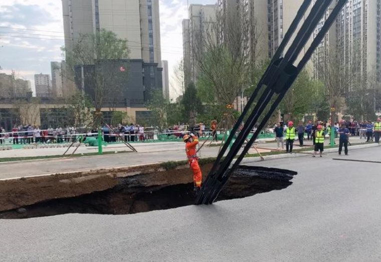 西安雁翔路突发塌陷,塌陷的具体原因是什么?