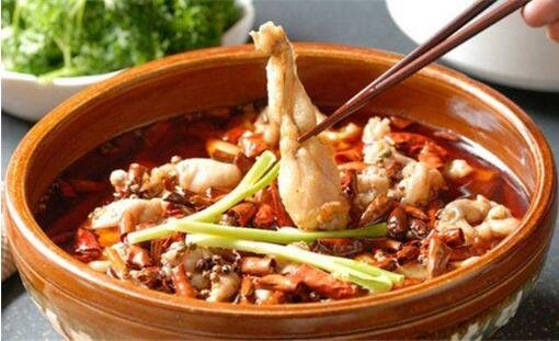 四川一男子吃牛蛙,牛蛙刚下锅就从火锅里跳出,这是怎么回事?