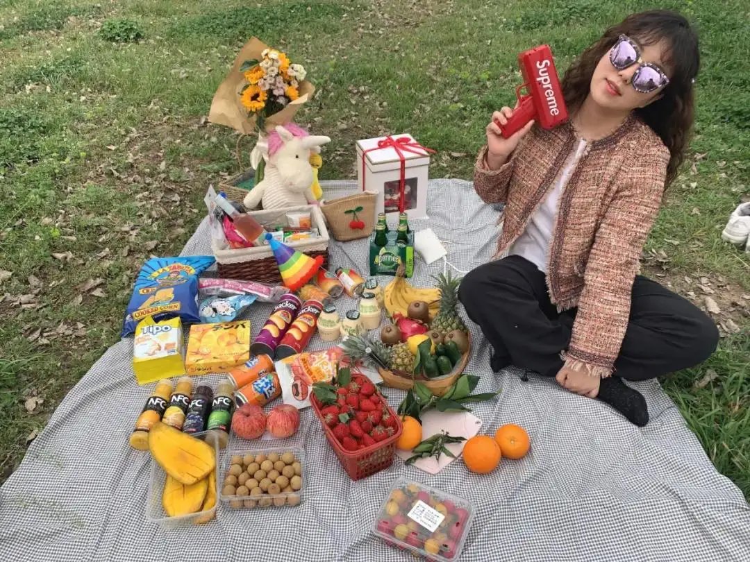 上海一小区解封居民春游式购物,大家的心情得到了怎样的舒展?