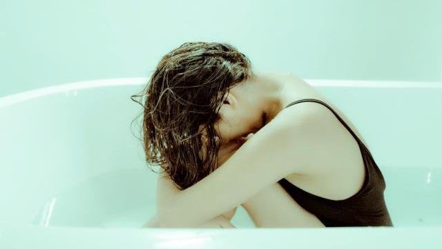 女儿总要跟爸爸睡,怎么办?