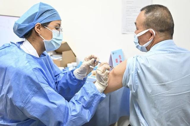 新冠重复感染者：打3针疫苗感染2次，二次感染新冠会更严重吗？