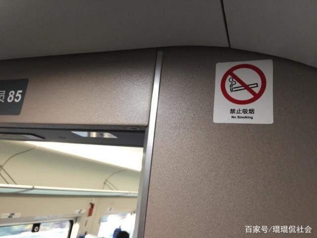 大妈高铁吸烟触发警报，被处理后竟下跪求饶，你能理解她的这种行为吗？