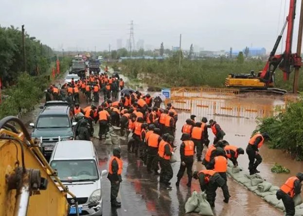 山东高密店铺遭水淹,市民:雨像瀑布,为何到处暴雨,山西却还是很炎热?