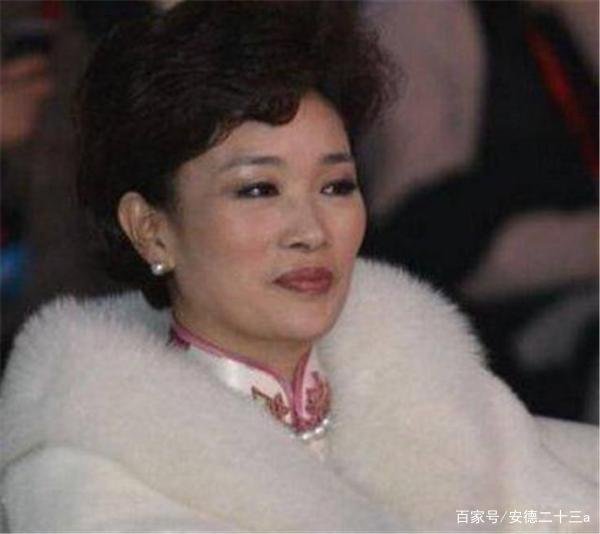 她身价万亿容貌艳丽，跟前夫离婚嫁给二婚的周立波，她如今怎样了？