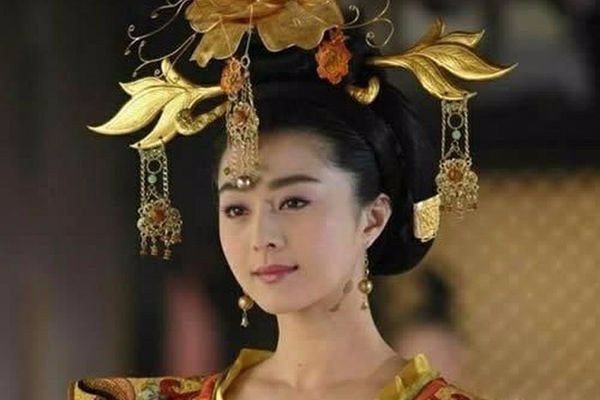 她从歌姬变成皇后，最后为何失宠？