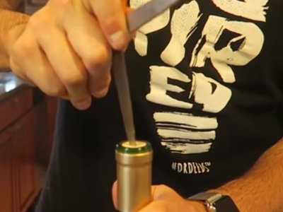 有半瓶酒 瓶口用软木塞塞住怎么办？