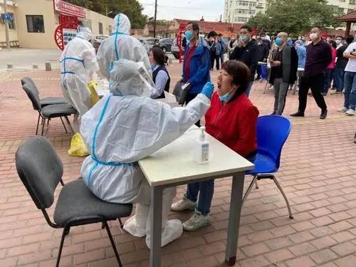 未做核酸超四天并拒扫场所码，青岛一女子被行拘五日，构成了什么违法行为？
