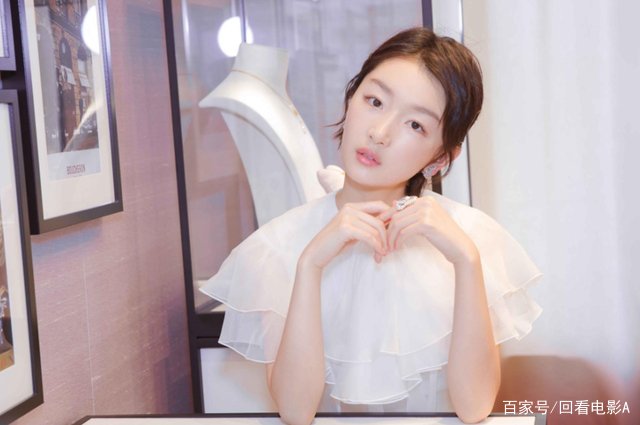 周冬雨被问到“不穿内衣是什么感受”,本尊是怎么回应的?