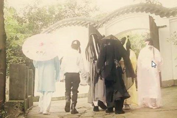 朋友们帮我解释这句话！《来也匆匆去也匆匆，恨不能相逢，爱也匆匆恨也匆匆，一切都随风！》有什么含义！