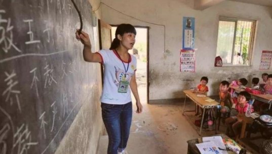 暖心！40多名支教老师背着6000片卫生巾上大山，她们为何这么做？