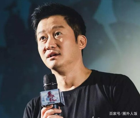 吴京父母身份揭秘，自曝曾被爸爸踢飞7米，家庭背景让人吃惊，怎么回事？