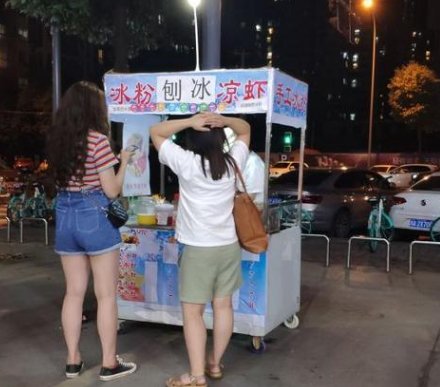 来一碗吧!成都一奢侈品销售改行卖冰粉,摆地摊能赚钱吗?
