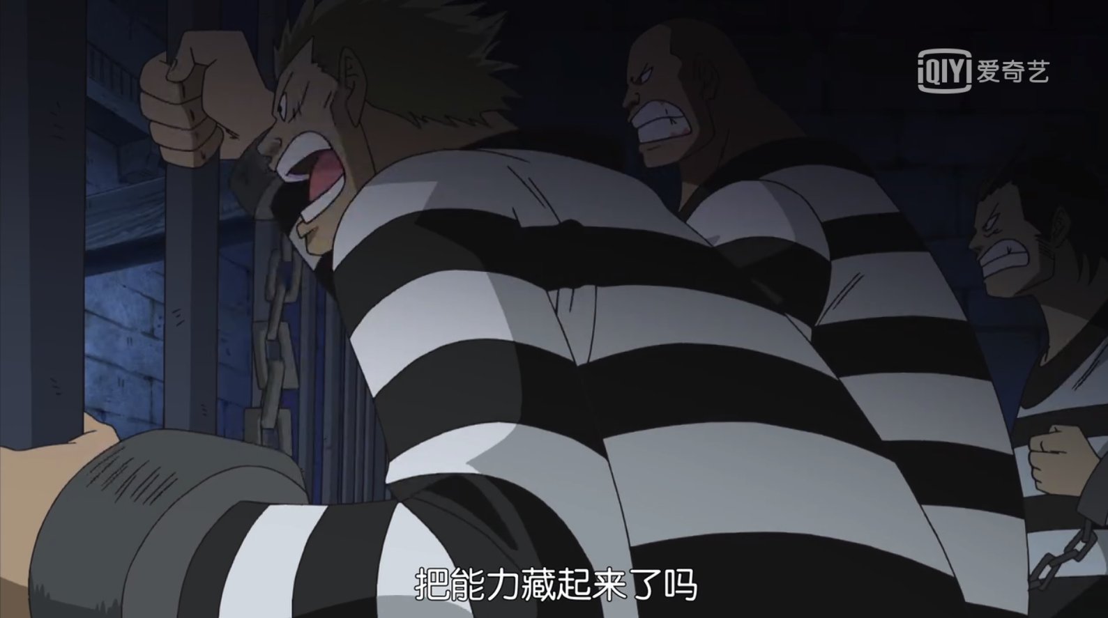 海贼王》为什么在海底监狱里小丑巴基能脱逃？他不是已经被戴着海缕石手拷吗？