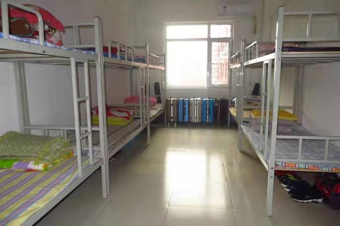 河南一女生早上起来，发现宿舍就剩下自己，此事为何会引发网友热议？