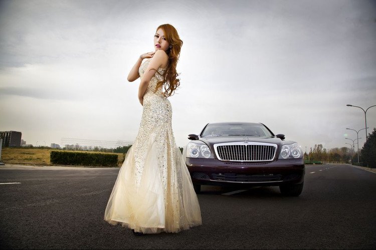 360桌面壁纸美女车模这个叫什么？万分感谢