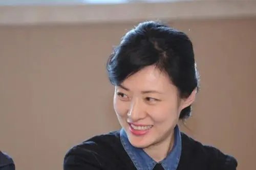 周涛素颜现身深圳被偶遇，你感觉素颜的她美吗？