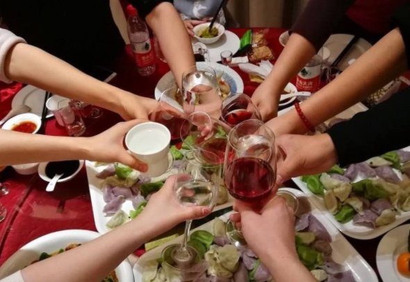 河南一男子去女方家被准岳父频频灌倒，此举对身体有何危害？