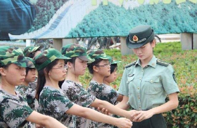 为何大学军训教官都是男的？