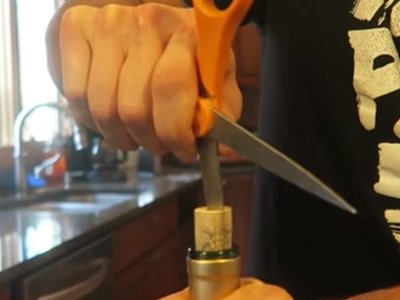 有半瓶酒 瓶口用软木塞塞住怎么办？