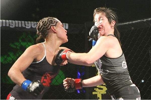 前女友和现女友打架我帮谁？