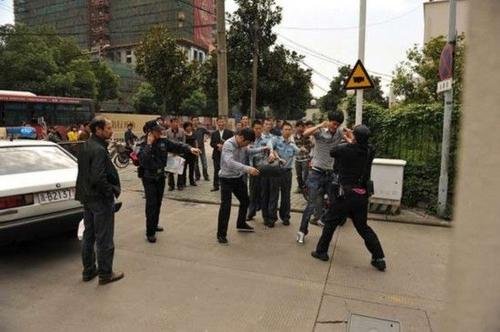 沈阳父子打防疫警察案宣判，父子被判多少年？