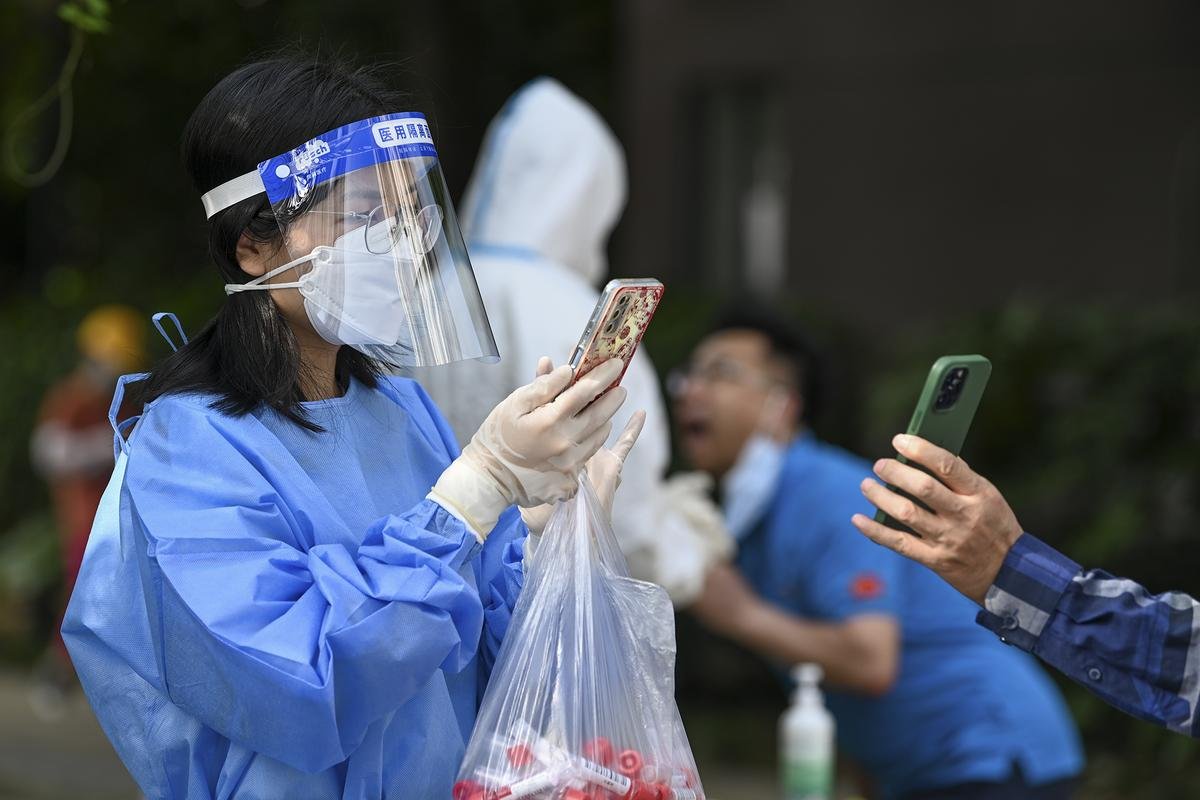 全国取消核酸检测，国家卫健委紧急回应，透露出什么重要信息？