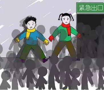 危险！商场高空撒藏钻戒气球引千人哄抢，在人群中该如何预防踩踏事件发生？